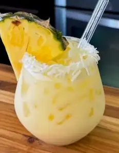 Batida de abacaxi com coco